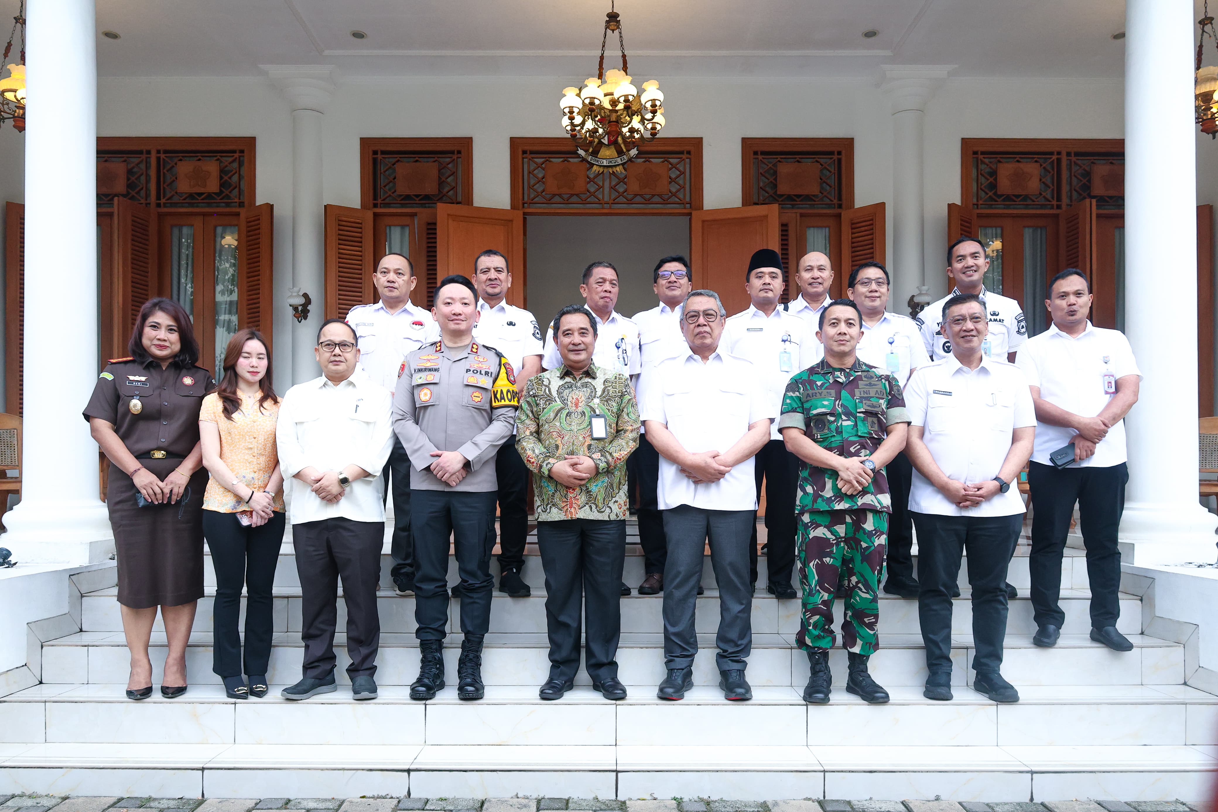 Wali Kota Tangsel, Benyamin Davnie dan jajaran Forkopimda usai pertemuannya bersama Direktur Jenderal Politik dan Pemerintahan Umum, Kementerian Dalam Negeri Republik Indonesia, Bahtiar Baharuddin di Rumah Dinas Wali Kota Tangsel, Serpong, Rabu (10/9)