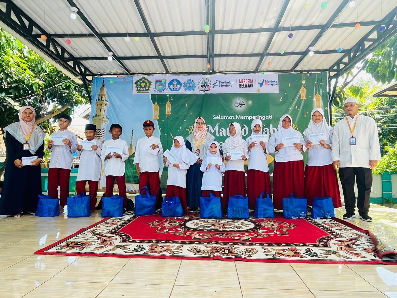 Peringati Maulid, SDN Serpong 02 Santuni Yatim Piatu SDN Serpong 02 memperingati Maulid Nabi Muhammad SAW 1447 Hijriah, Jumat (12/9).