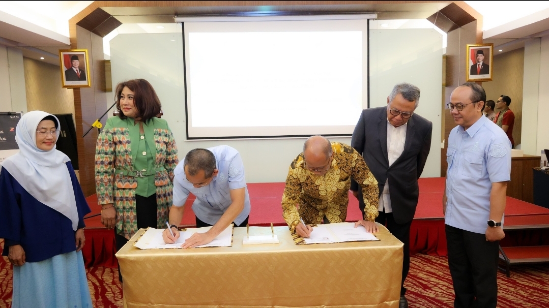 Penandatanganan kerjasama ini disaksikan langsung oleh Wali Kota Tangsel Benyamin Davnie, Jumat (26/9) di Hotel kawasan Serpong. (tangselpos.id/irm)