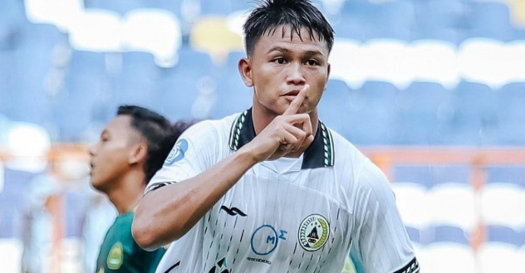 Persita Sukses Raih Tiga Poin di Kandang Persijap Selebrasi Hokky Caraka usai membobol gawang Persijap Jepara. Foto : Ist