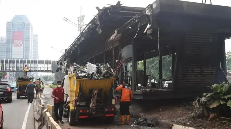 Petugas DLH Angkut 50 Ton Sampah Dampak Aksi Demo Petugas DLH Jakarta mengangkut sampah dampak Demo. Foto : Ist