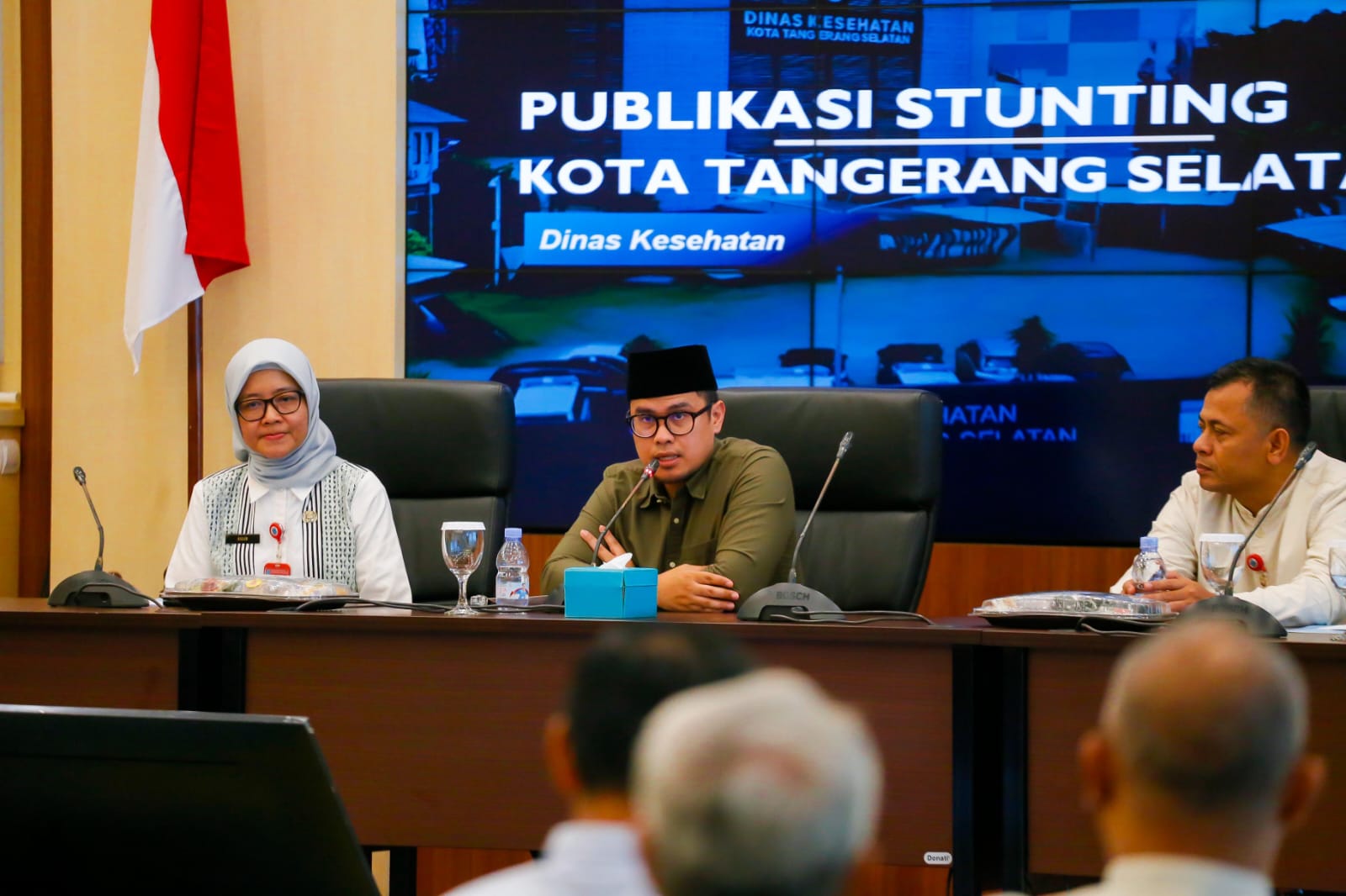 akil Waki Kota Tangsel,  Pilar Saga Ichsan saat menjumpai salah satu pengungsi korban ledakan di Pamulang, Sabtu (13/9)