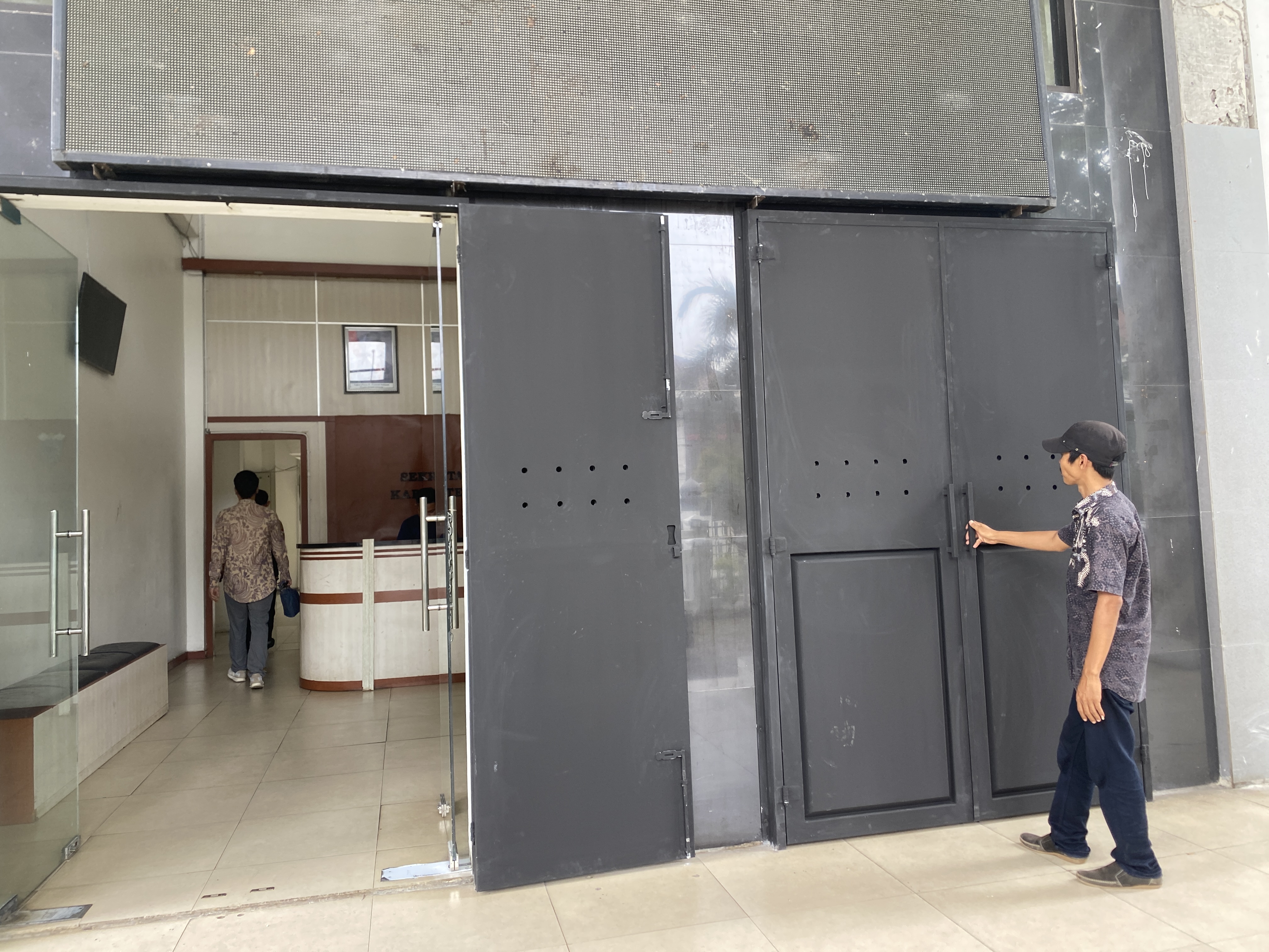 Tampak dari depan, pintu kantor Bupati Pandeglang, terlihat telah dilapisi pintu yang terbuat dari plat besi baja mirip pintu Rutan, Selasa (9/9).