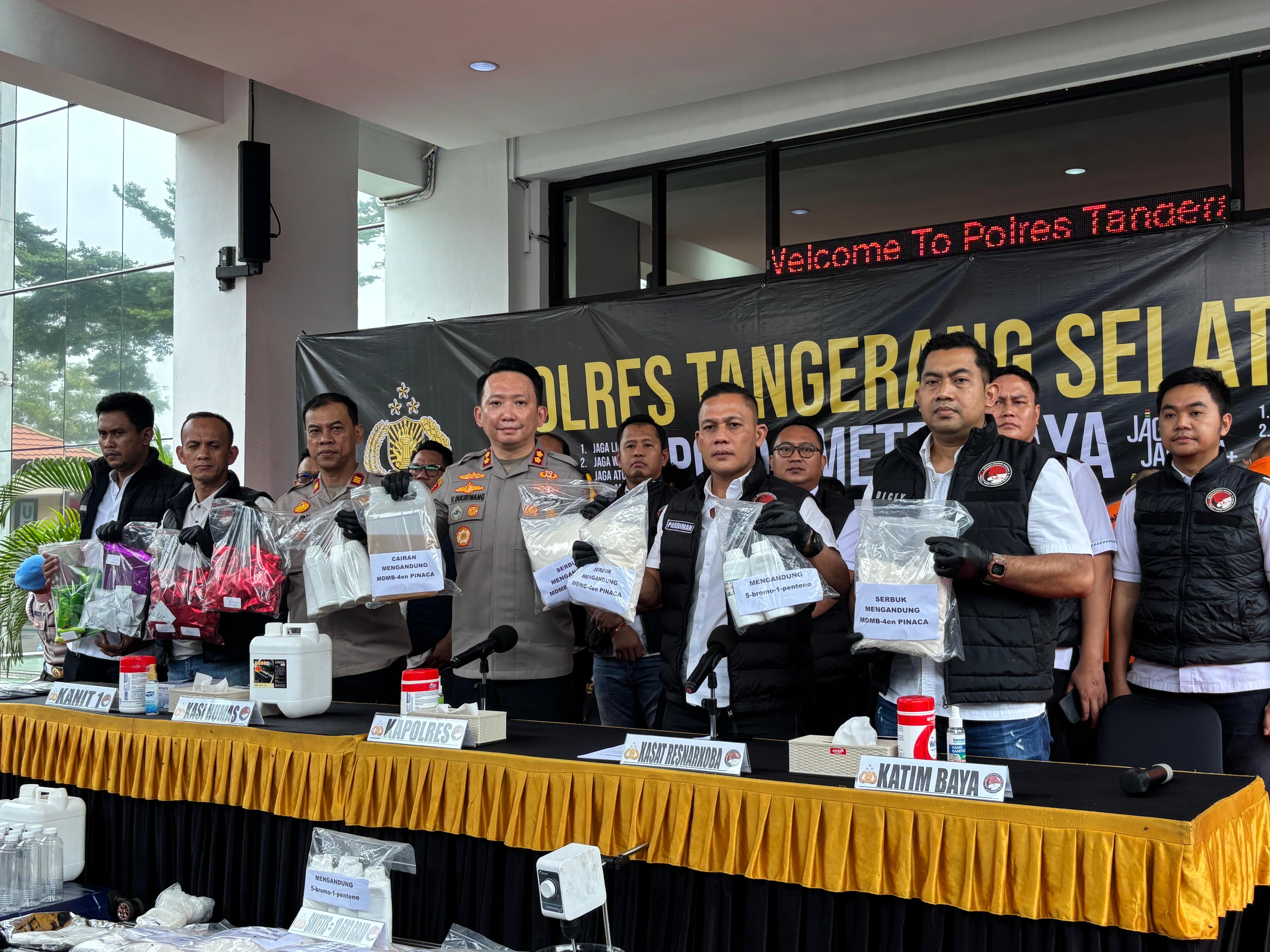 Polisi Amankan Tembakau Sintetis Senilai Rp 21 M Polres Tangsel gelar jumpa pers terkait ungkap kasus narkoba sintetis, Sabtu (20/9).
