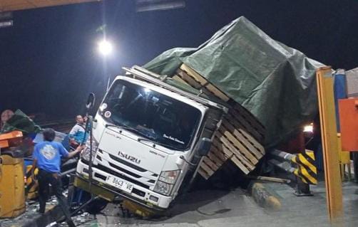 Polisi Cari Sopir Truk Kontainer Penyebab Kecelakaan di GT Ciawi 2 Truk yang mengalami kecelakaan di gerbang Tol Ciawi 2, Bogor. Foto : IstIst