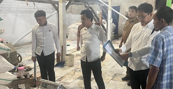 Polisi Gerebek Pabrik Beras Oplosan di Serang Polres Serang menggerebek pabrik penggilingan diduga tempat pengoplosan beras. Foto : Ist