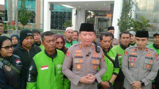 Polres & Ojol Doa Bersama Untuk Affan Kurniawan Polres Tangerang Selatan (Tangsel) menggelar acara doa kebangsaan bersama ratusan driver ojek online (ojol) pada JUMAT (5/9). Kegiatan yang dipusatkan di Mapolres Tangsel.