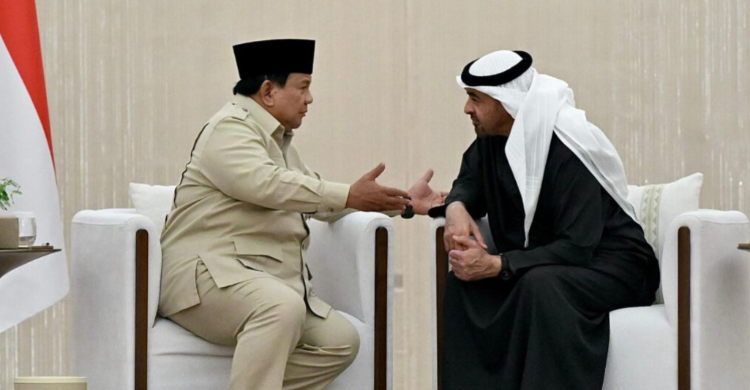 Prabowo Ketemu MBZ di Abu Dhabi, Bahas Dinamika Geopolitik Global Presiden Prabowo bersama Pangeran Mohammed bin Zayed Al Nahyan (MBZ) di Presidential Flight, Abu Dhabi. Foto : Ist