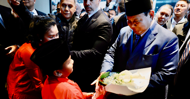 Presiden Prabowo Jadi Rebutan Foto Bareng Diaspora Di New York Presiden Prabowo saat mendapat karangan bunga dari WNI yang tinggal di New York. Foto : Ist