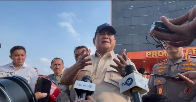 Prediden Prabowo saat menjenguk 31 Polisi yang dirawat di RS Bhayangkara Polri. Foto : Ist