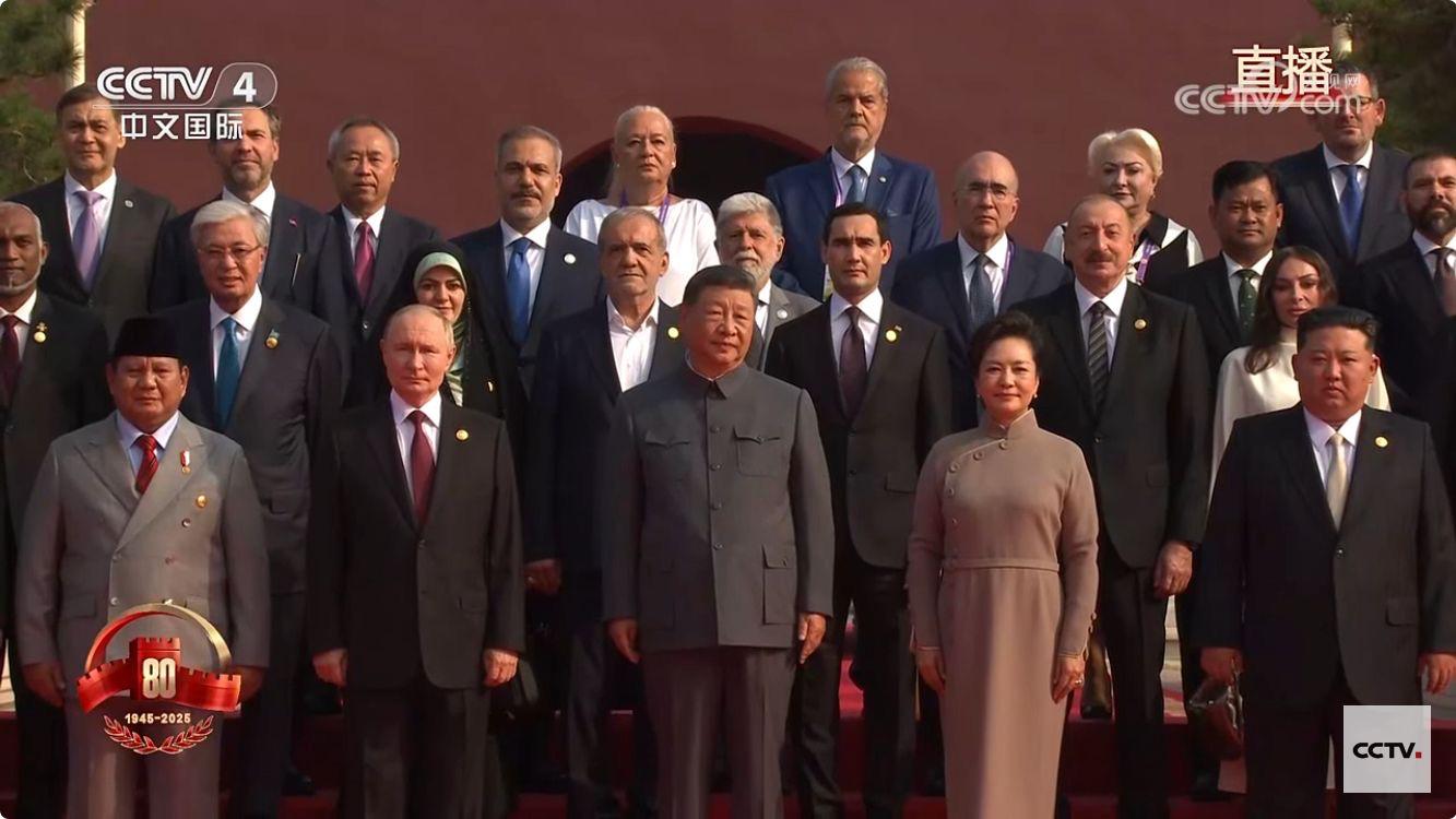 Presiden Prabowo Telah Tiba di China, Pagi Ini Ikut Parade Militer Presiden Prabowo (kiri depan) bersama pemimpin dunia yang telah berada di China. Foto : Ist