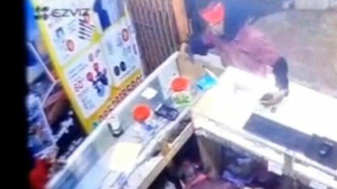 Pria Dengan Airsoft Gun Ditangkap Warga Lalu Digelandang Polisi Aksi menegangkan terjadi di sebuah konter seluler di Jalan Beringin, Kecamatan Pamulang, Kota Tangerang Selatan (Tangsel). Seorang pria berinisial JR terekam kamera CCTV saat menodongkan senjata jenis airsoft gun ke arah pegawai konter.