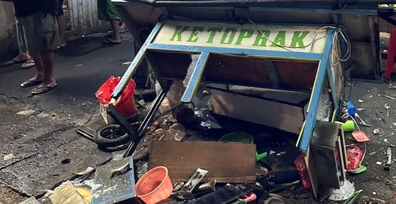 Pria Rusak Gerobak Pedagang Ketoprak di Depok, Padahal Mau Mengutang Gerobak yang dirusak. Foto : Ist