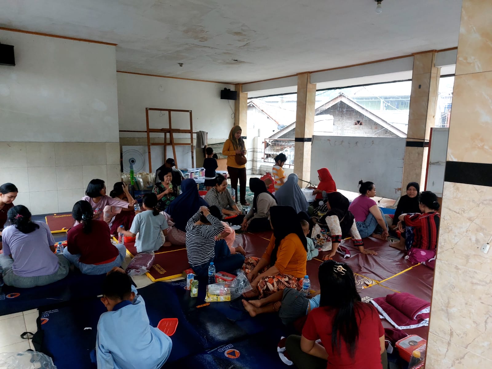 Suasana pengungsian di Musala Daarun Naim sekitar lokasi ledakan misterius. Foto : Rachman