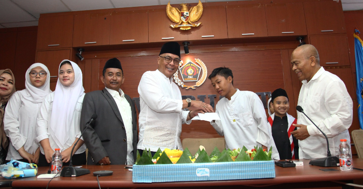 Ketum PWI Akhmad Munir saat menyerahkan bingkisan.