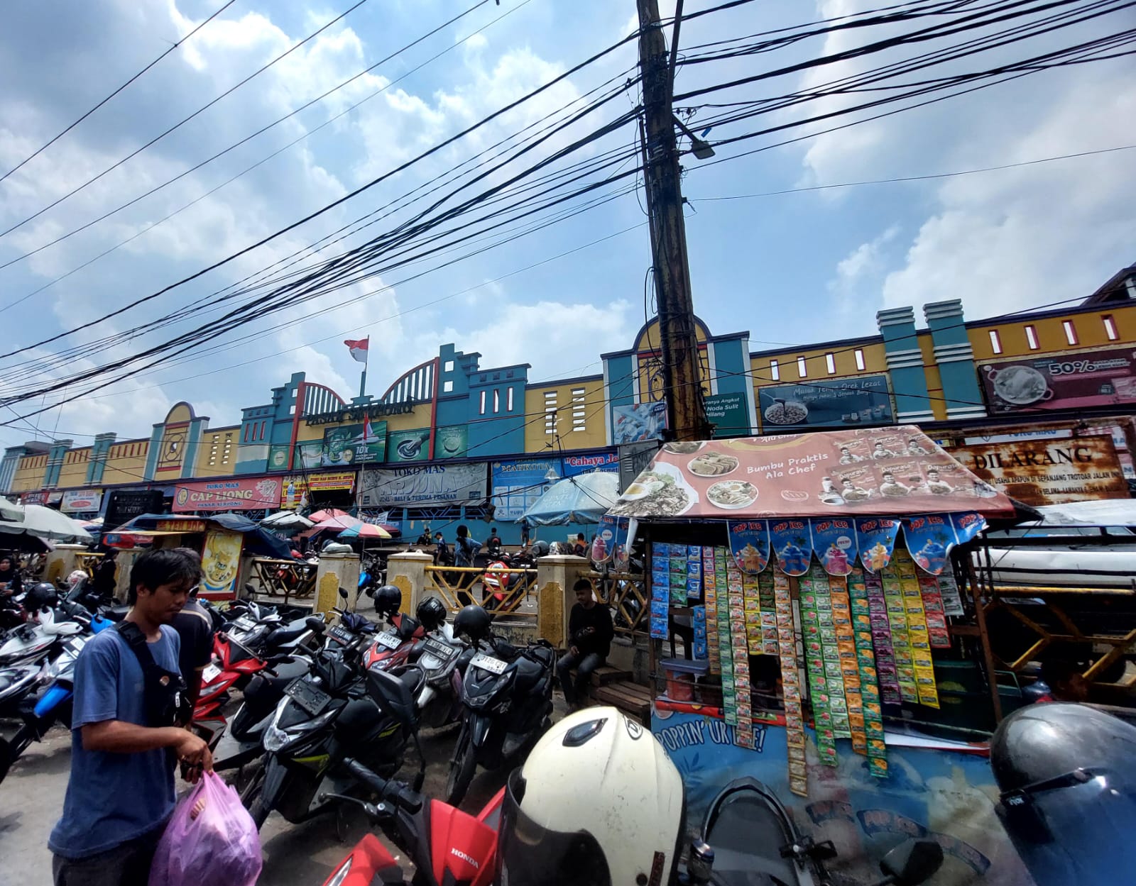Relokasi Pedagang Pasar Serpong Bertahap Potret keramaian di Pasar Serpong, Senin (8/9)