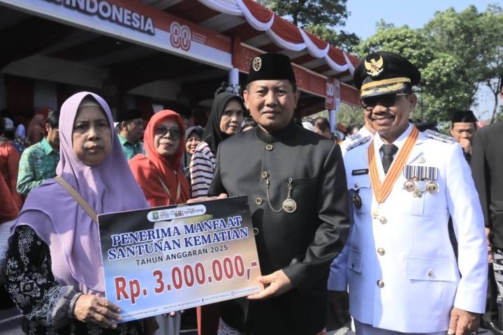 Rp 1,57 M Disalurkan Untuk Santunan Kematian Keluarga Kurang Mampu Sekertaris Daerah (Sekda) Kota Tangerang, Herman Suwarman (tengah) dan Wali Kota Tangerang, Sachrudin (paling kanan), tengah memberikan bantuan kepada penerima manfaat santunan kematian.