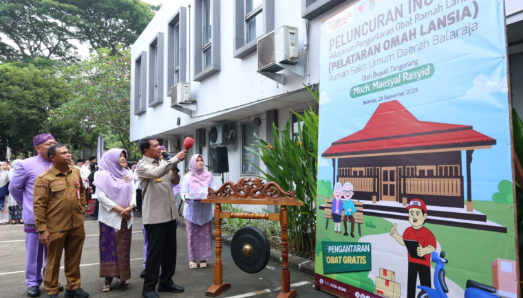 Bupati Tangerang, Moch Maesyal Rasyid, tampak menghadiri apel pagi dalam rangka Hari Ulang Tahun (HUT) ke-14 Rumah Sakit Umum Daerah (RSUD) Balaraja pada Selasa (23/9).