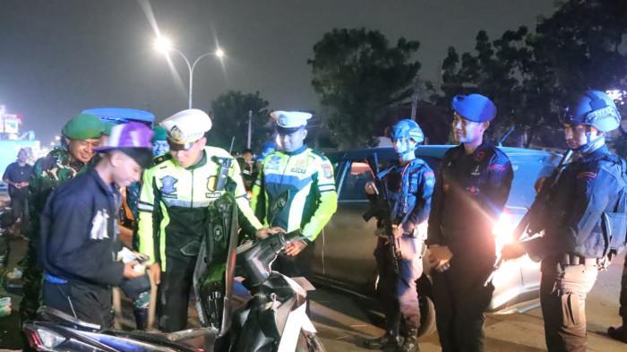 Sasar Titik Rawan, TNI & Polri Patroli Skala Besar Polres Tangsel gelar patroli sekala besar di beberapa titik rawan Kota Tangsel. Patroli itu dilakukan guna mewujudkan rasa aman bagi masyarakat.