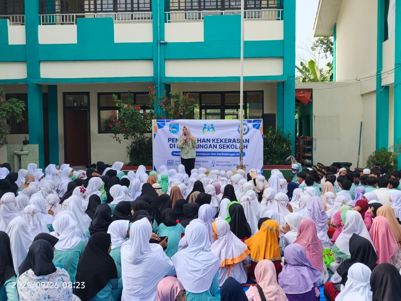 Suasana halaman SDN Babakan 2, Kecamatan Setu, Kota Tangerang Selatan, dipenuhi antusiasme ratusan siswa pada Senin (29/9).