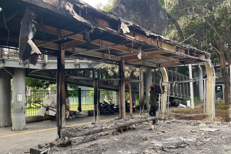 Segera Diperbaiki 22 Halte Rusak Akibat Demo Salah satu Halte yang dibakar di GBK. Foto : Ist