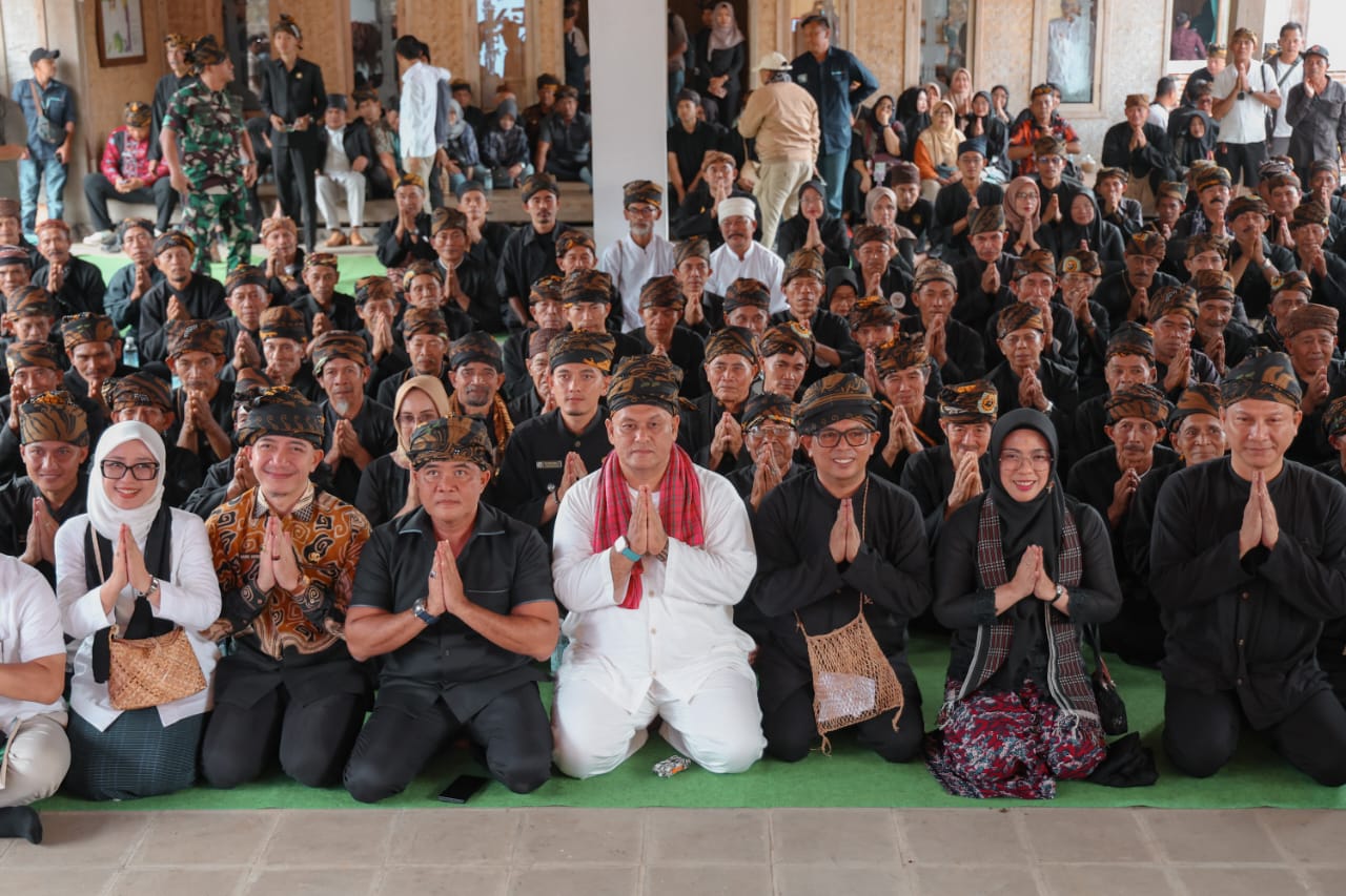Gubernur Banten Andra Soni (no 3 kanan) pada acara Sarasehan Seren Taun Kasepuhan Cisungsang di Balai Imah Gede Desa Cisungsang, Kecamatan Cibeber, Kabupaten Lebak. Foto : Humas Pemprov