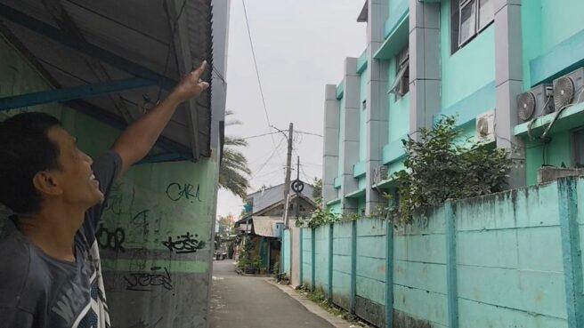Petugas sekolah menunjukan lokasi siswa yang hampir jatuh di Sekolah Dasar Negeri (SDN) Pondok Benda 01, Pamulang.