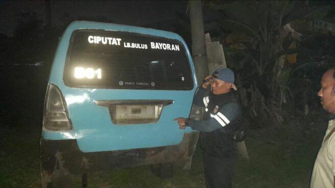 Sopir Angkot Ciputat-Kebayoran Aniaya Penumpang Wanita Polisi masih memburu sopir angkot yang menganiaya penumpangnya. Kejadian itu sempat viral di media sosial.