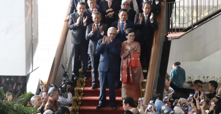Mantan Menkeu Sri Mulyani saat meninggalkan kantor Menkeu usai serah terima jabatan. Foto : Ist