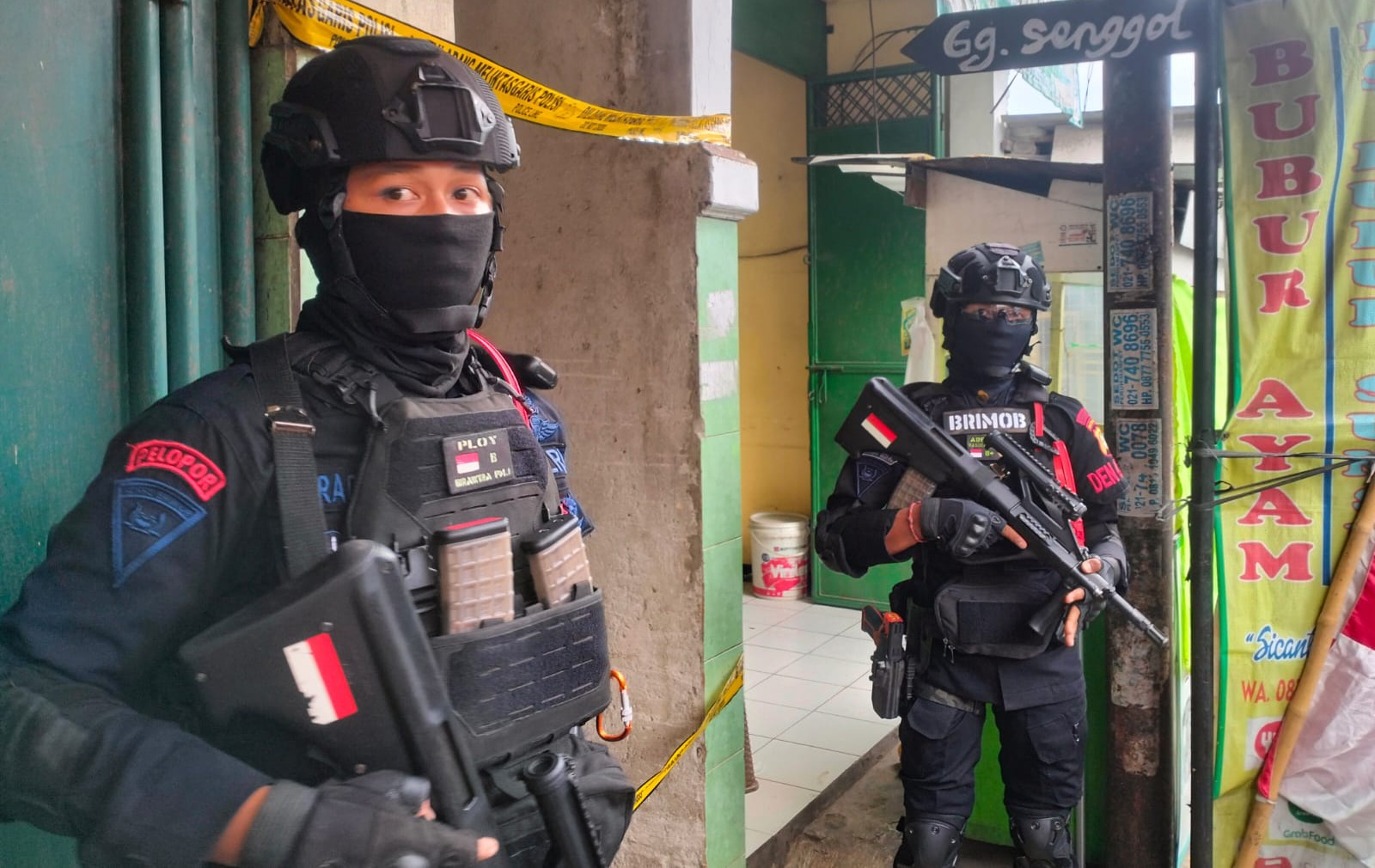 Aparat berjaga di Gang Senggol, Jalan Talas II, Pondok Cabe Ilir, Pamulang. Foto : Ist
