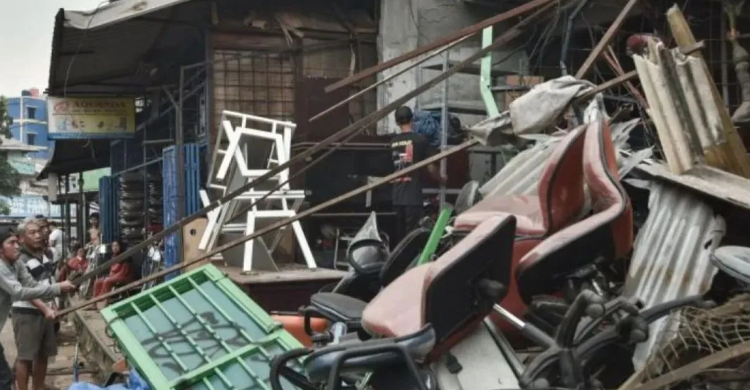 Tabrak Toko, Bus TransJakarta Minta Maaf Toko di Jln Minangkabau yang tertabrak Bus TransJakarta. Foto : Ist