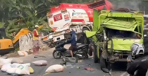 Tabrakan Beruntun Terjadi di Bogor, Sopir Pikap Terjepit Foto : Ist