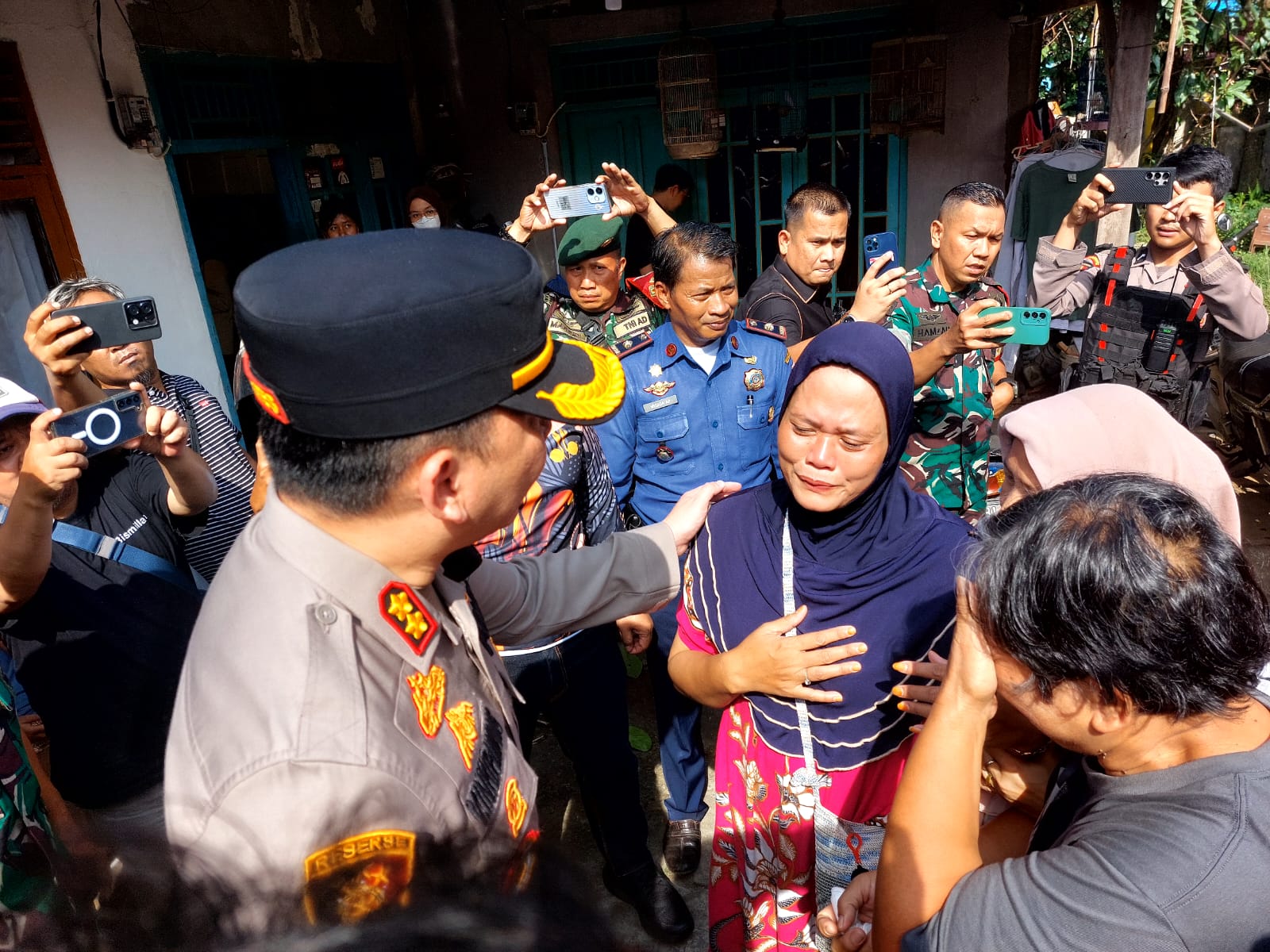 Tangis Histeris Korban Kebakaran Pecah, Saksikan Rumahnya Ludes Dilahap Api Kapolres Tangsel, AKBP Victor Daniel Henry Inkiriwan tiba di lokasi dan menemui sejumlah ibu yang menjadi korban dalam peristiwa tersebut. Foto : Ist