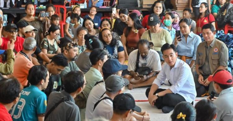 Temui Korban Banjir Bali, Gibran Duduk Lesehan Wspres Gibran bersama korban banjir di Posko Pengungsian Banjar Tohpati Denpasar, Bali. Foto : Ist