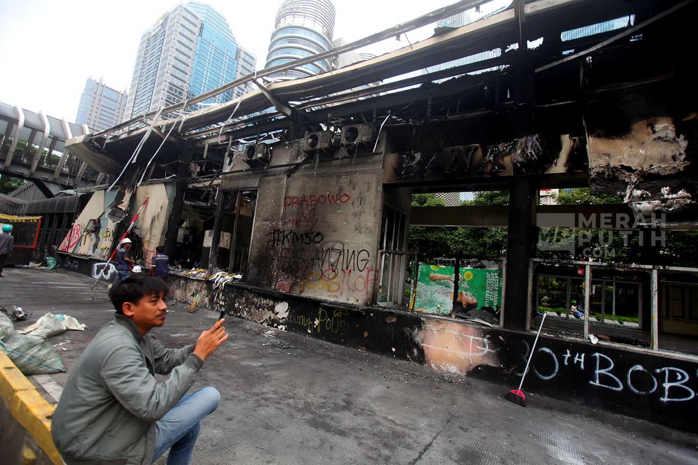 Terduga Pelaku Pembakaran Halte Transjakarta Ditangkap Salah satu Halte yang dibajar masa demo. Foto : Ist