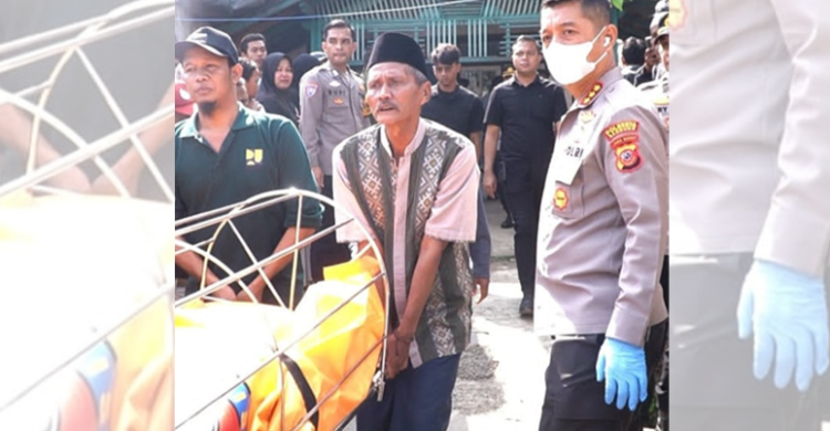 Terlilit Utang, Ibu Bunuh Diri Setelah Racuni Dua Anaknya Jenasah EN saat dievakuasi. Foto : Ist
