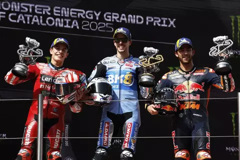 Tim Ducati Amankan Gelar Juara Dunia MotoGP 2025 Jagoan Ducati Marquez (kiri) dan Alex Marwuez (tengah). Foto : Ist