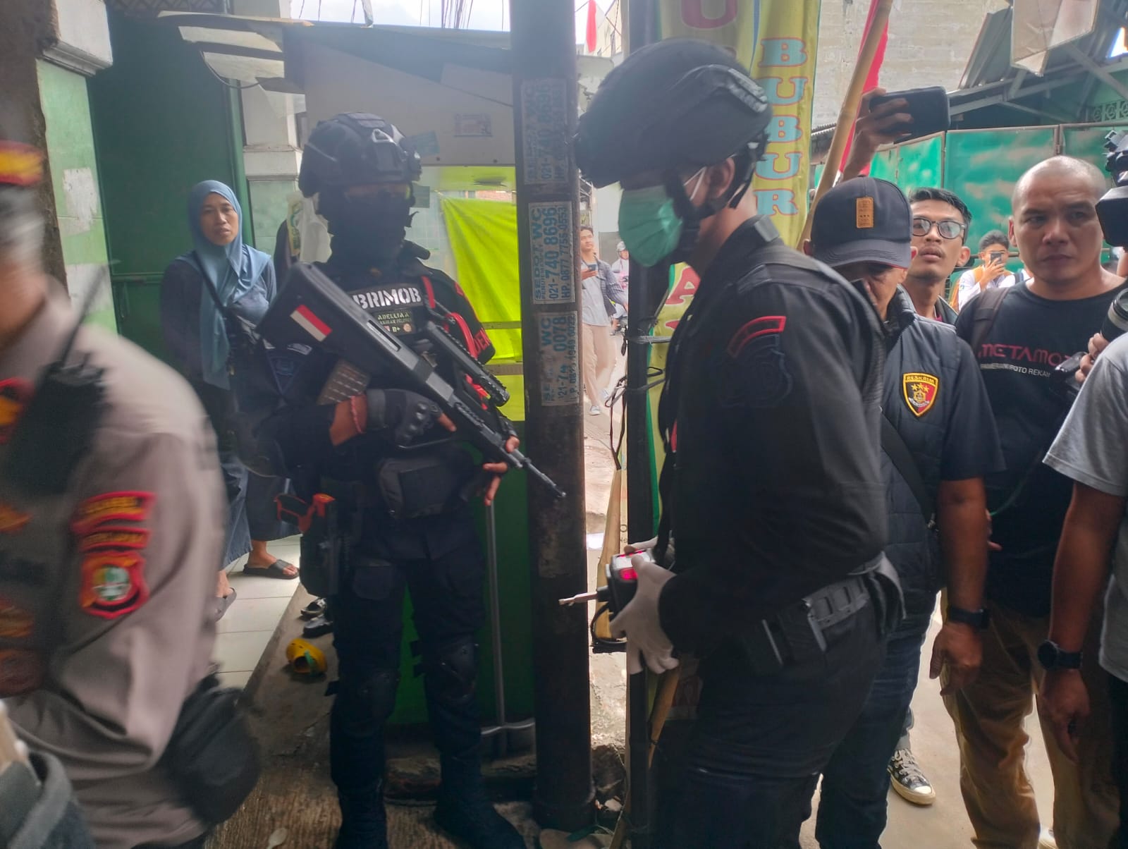 Anggota Brimob bersiaga di Gang Senggol, Jalan Talas II, Pondok Cabe Ilir, Pamulang. Foto : Ist