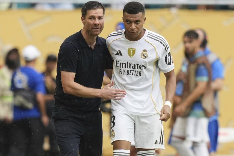 Pelatid Madrid Xabi Alonso dan bomber Madrid Mbappe. Foto : Ist
