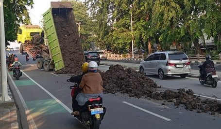 Truk Overload Gagal Menanjak di Jakpus, Arus Lalin Macet Dump truck yang mengalami gagal nanjak. Foto : Ist