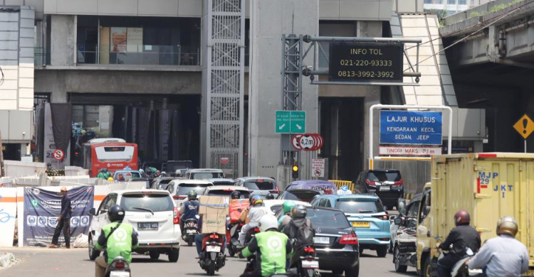 Uji coba lalu lintas membuka satu lajur jalan tol gratis melalui Gerbang Tol Fatmawati 2. Foto : Ist
