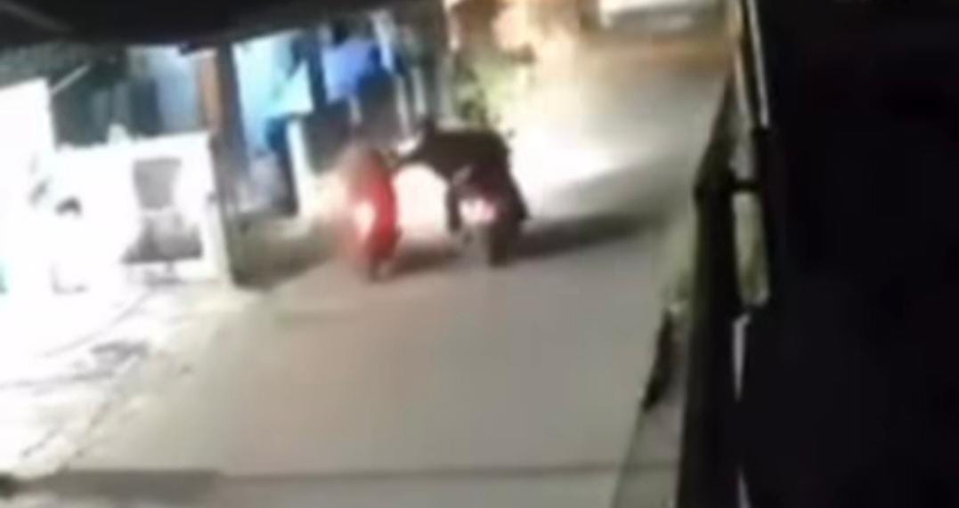 Tiga pria berboncengan melancancar aksinya di kawasan Gunung Sindur. Foto : cctv