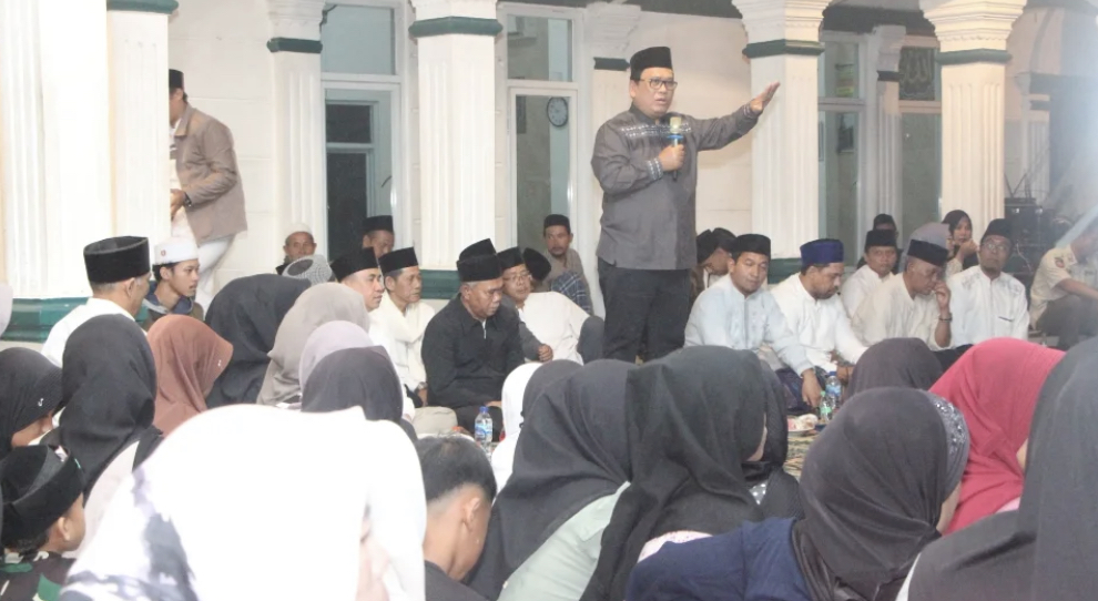Wabup Amir Hamzah sedang memberikan sambutan saat acara Maulid Nabi Muhammad SAW di Masjid Almagfiroh, Kampung Pasir Tundun, Desa Warunggunung, Kecamatan Warunggunung, Sabtu (13/9).