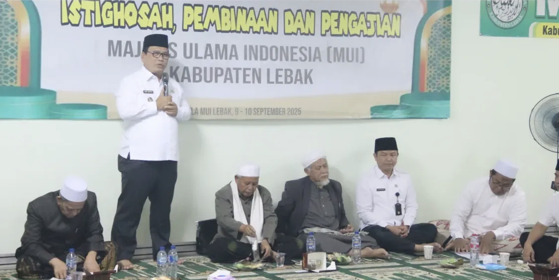 Wabup Amir : Ulama Tidak Boleh Tertinggal Menghadapi Dinamika Bangsa Wabup Amir Hamzah saat menyampaikan sambutan pada acaraistigasah, pembinaan dan pengajian bersama Majelis Ulama Indonesia (MUI), di Aula MUI Lebak, Rabu (10/9/2025).(Istimewa)