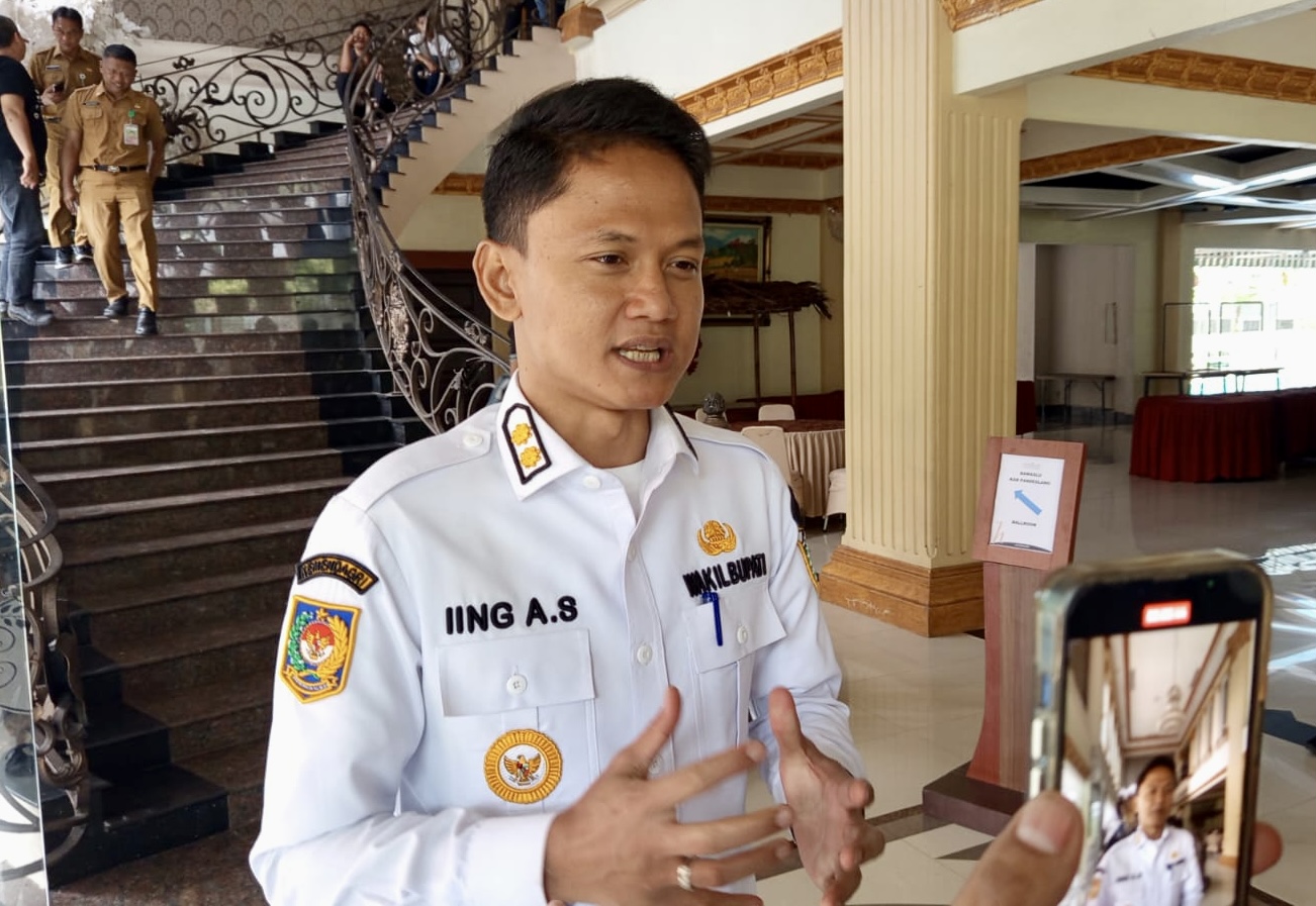 Wabup Iing Ajak Warga Bergandengan Tangan Jaga Kondusifitas Wabup Pandeglang Iing Andri Supriadi, sedang diwawancara wartawan di salah satu hotel di Pandeglang, pasca menghadiri kegiatan Bawaslu, Selasa (16/9).