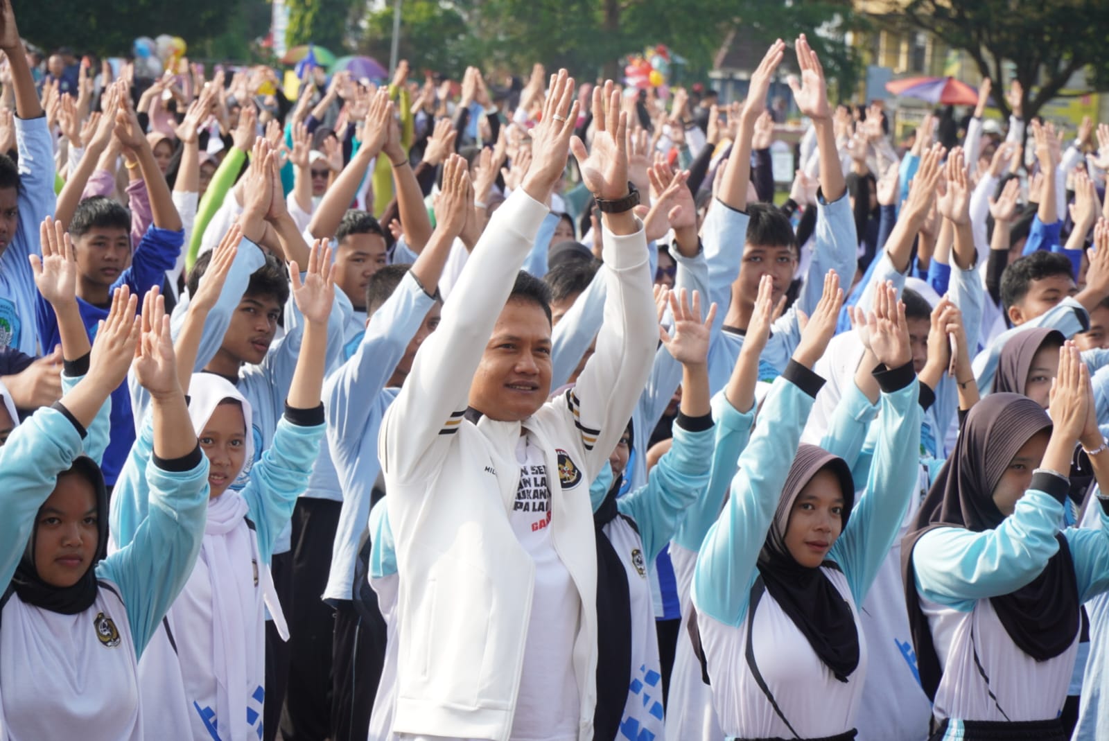Wabup Iing : Gaya Hidup Sehat Kunci Mencegah Osteoporosis Wabup Pandeglang Iing Andri Supriadi bersama ratusan warga sedang melakukan senam sehat cegah osteoporosis, di Alun-alun Pandeglang, Minggu (14/9).