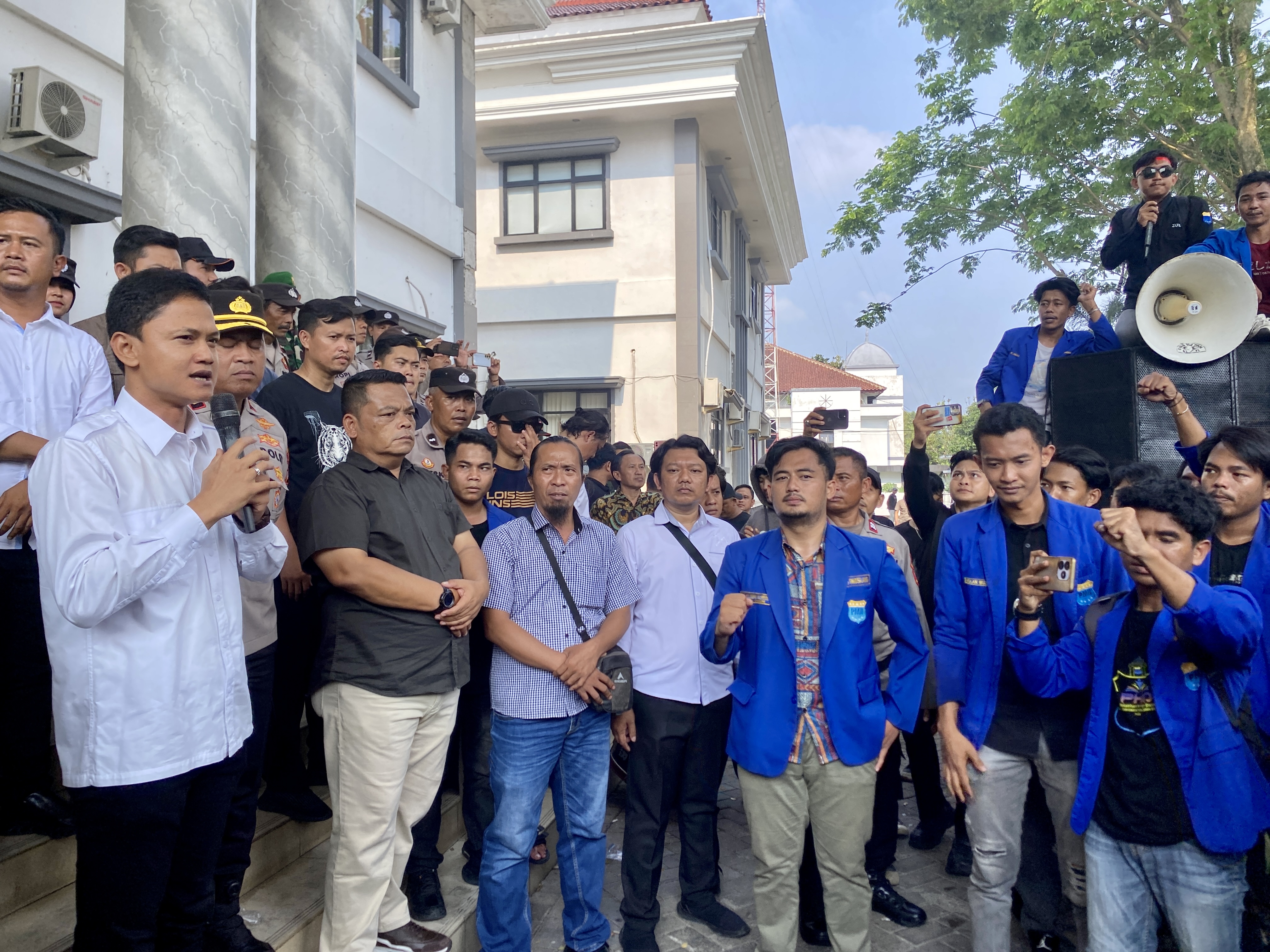 Wabup Iing Minta Maaf Kepada Seluruh Masyarakat Wabup Pandeglang Iing Andri Supriadi didampingi Sekda Pandeglang dan dikawal ketat polisi, sedang menyampaikan permohonan maaf dan kerja sama sampah dengan Tangsel dibatalkan, di hadapan para aktivis PMII Pandeglang, saat unjuk rasa di lingkungan Kantor Bupati Pandeglang, Senin (1/9).