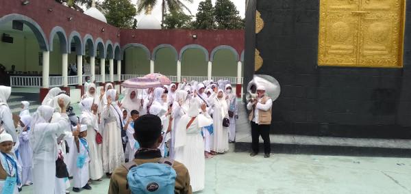 Anak-anak TK di Kabupaten Pandeglang, sedang melaksanakan kegiatan manasik haji di KBIH Mulya Jati Cikole Pandeglang, beberapa waktu lalu.
