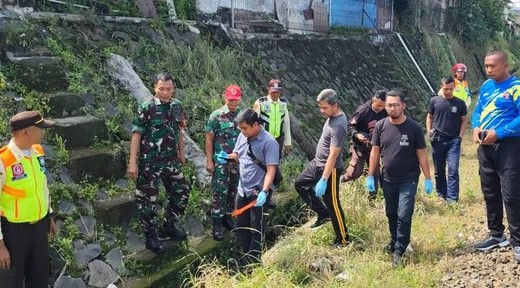 Wanita Tak Beridentitas Tewas Tertabrak KRL di Bogor Jenasah wanita ditemukan tewas tergeletak di samping pelintasan rel kereta jalur Jakarta Bogor KM53/200, tepatnya di Jalan Dadali, Tanahsareal, Kota Bogor. Foto : Ist