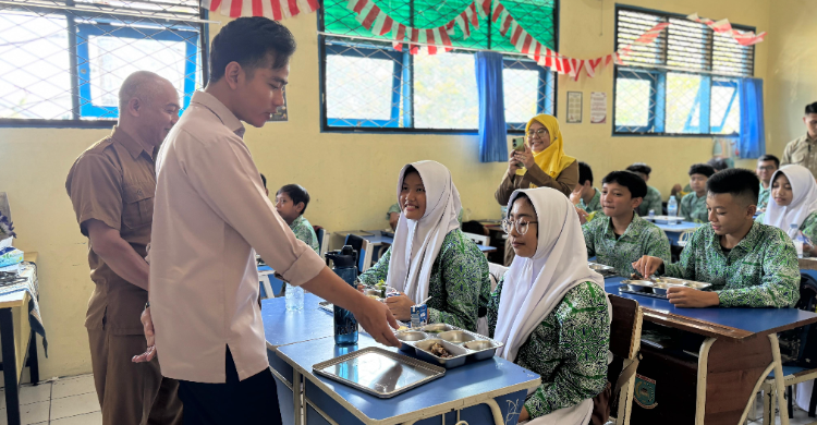 Wapres Gibran Cek KBM Dan Program MBG di Tangsel Wapres Gibran saat meninjau MBG di SMPN 14 Tangsel. Foto : Ist